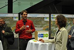 Timo Krohn (Wasserwirtschaftsamt Donauwörth) erklärte der Bevölkerung die Entwicklungsziele im Detail,...