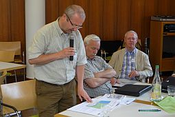 Anschließend werden die Ergebnisse der Gruppendiskussionen präsentiert. Im Bild Ulrich Krafczyk (Fischereiverband Schwaben e.V.).