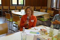 Ulrike Bosch (Stadtplanungsamt Augsburg) präsentiert die Ergebnisse der Diskussionsgruppe.