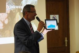 Kissings Bürgermeister Manfred Wolf behilft sich mit modernen Hilfsmittel, um die Grundwasserproblematik zu erklären.