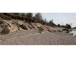 Der Rückbau von Ufersicherungen soll die starren Ufer aufweiten und dadurch die weitere Eintiefung des
Lechs verhindern. (Hier Uferanbruch nördlich Gersthofen)