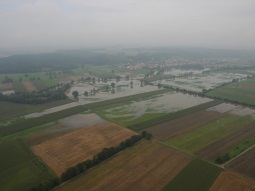 Weiträumige Überschwemmungsfläche im Schmuttertal beim Hochwasserereignis 2005 (Gemeindeflächen Westendorf und Kühlenthal; Blickrichtung Nordwest auf Ortsbebauung Kühlenthal)