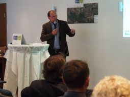 ...Elmar Pfau (beide, Amt für Ernährung, Landwirtschaft und Forsten Ansbach) erklären die forstliche Nutzung des Stadtparks.