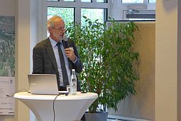 Gregor Overhoff (Lebensministerium Bayern) erklärt die Vor- und Nachteile der Wasserkraft für Fließgewässer.