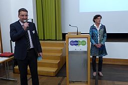 Ralph Neumeier, Leiter des Wasserwirtschaftsamtes Donauwörth (links), begrüßt die Teilnehmerinnen. Bettina Dreiseitl-Wanschura (PlanSinn, rechts) moderiert die Veranstaltung.