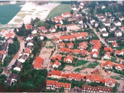 1999 in Kissing: Die Paar hat keine Überflutungsflächen. Schäden im bebauten Gebiet sind die Folge