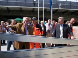von links: Umweltminister Dr. Otmar Bernhard und Neu-Ulmer Oberbürgermeister Gerold Noerenberg beim Probeaufbau einer mobilen Hochwassersperre an der Eisenbahnbrücke in Neu-Ulm