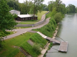 Hochwasserschutz-Mauer und Deich im Bereich DLRG / Freibad