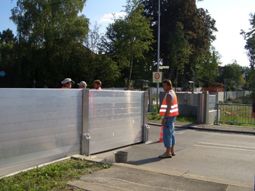 Mobiler Hochwasserschutz: So wie hier in Neu-Ulm an der Donau können auch Bereiche vor Hochwasser geschützt werden