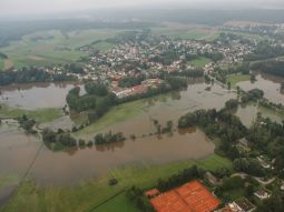 Überschwemmungsfläche beim Hochwasserereignis 2005 im Bereich der Gemeinde Neusäß (Blickrichtung Westen auf Ortsteil Ottmarshausen)