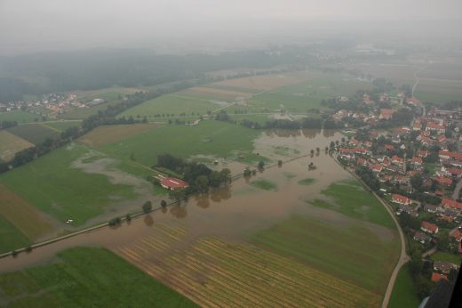 Luftbild Hochwasserereignis 2005 im Bereich des südwestlichen Ortsrandes der Gemeinde Westendorf (Blickrichtung nach Nordwesten)