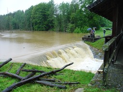 Notentlastung eines kleinen Rückhaltebeckens an der Laugna beim Hochwasser im Juni 2013