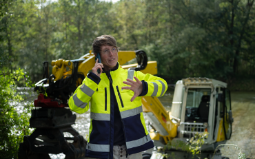 Person, die einen Flussmeister darstellt
