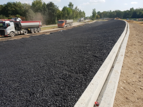 Herstellung des Asphalt-Mastix-Deckwerks der Hochwasserentlastung