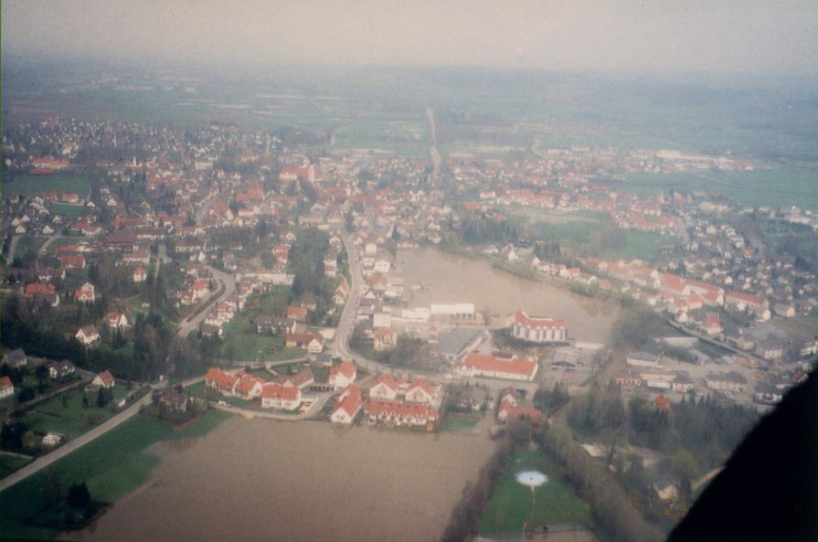 Abbildung 10 zeigt das Hochwasser am 14. April 1994 mit Blickrichtung Angerwiese