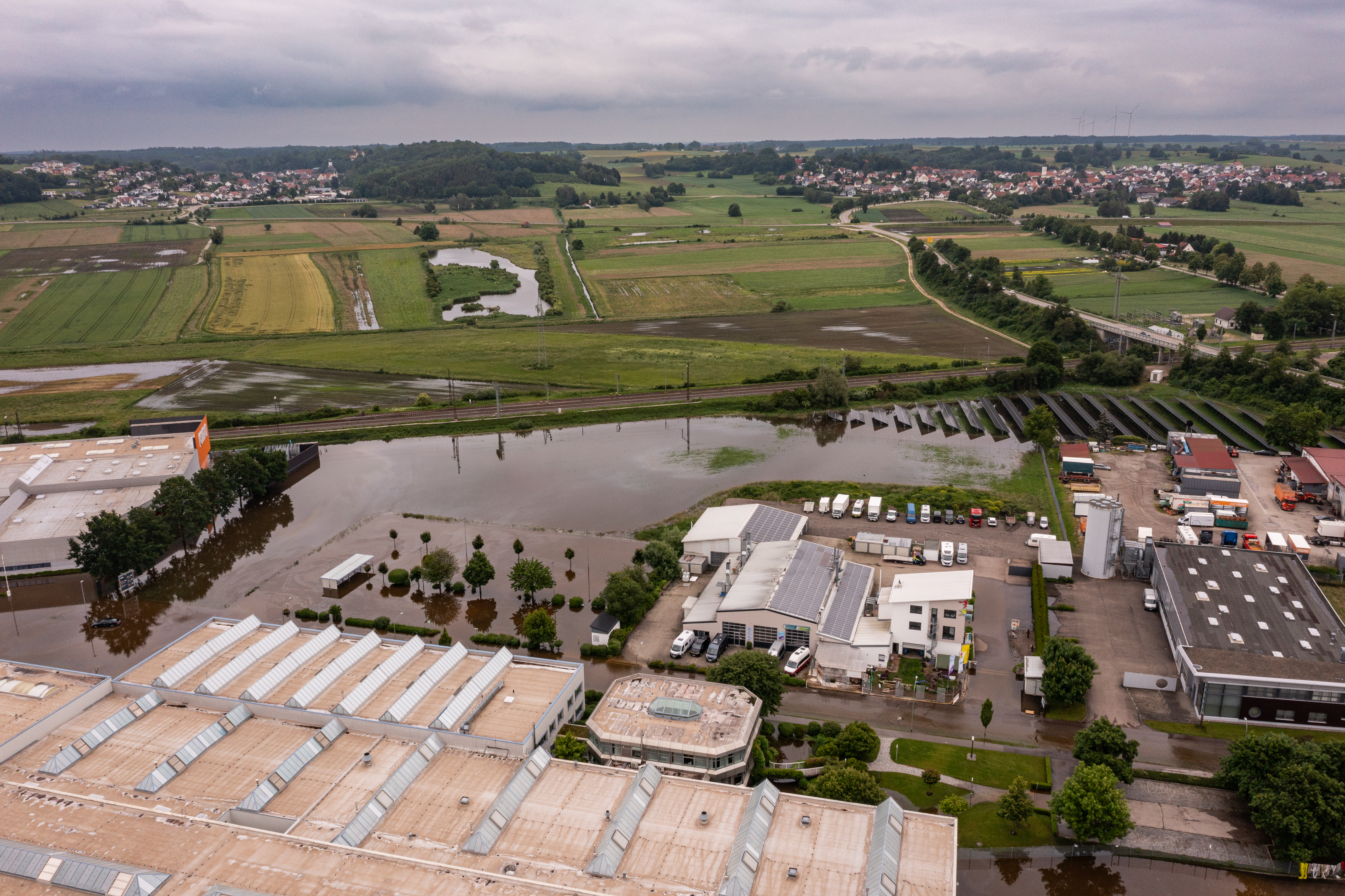 Abbildung 2 zeigt das Hochwasser am 03. Juni 2024 an der Bahnlinie im Bereich Autohaus Glink