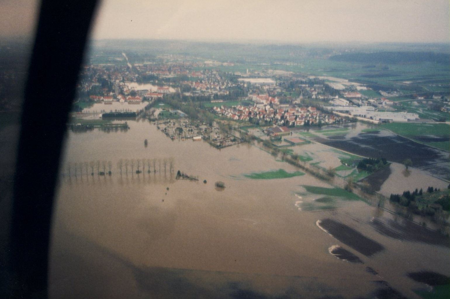 Abbildung 8 zeigt das Hochwasser am 14. April 1994 mit Ansicht Kleingartenanlage und Heimsättensiedlung