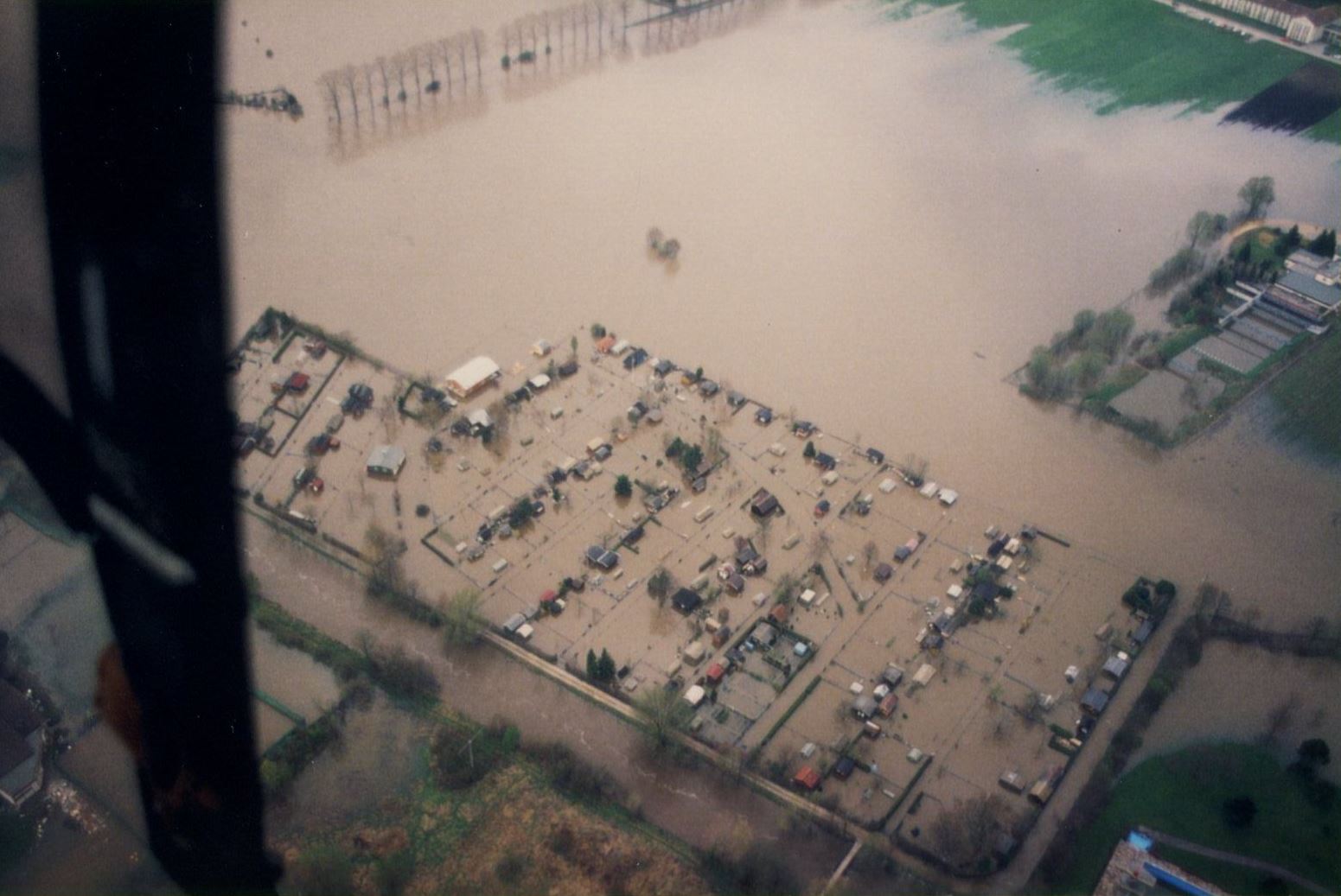 Abbildung 9 zeigt das Hochwasser am 14. April 1994 mit Ansicht Kleingartenanlage beim Freibad