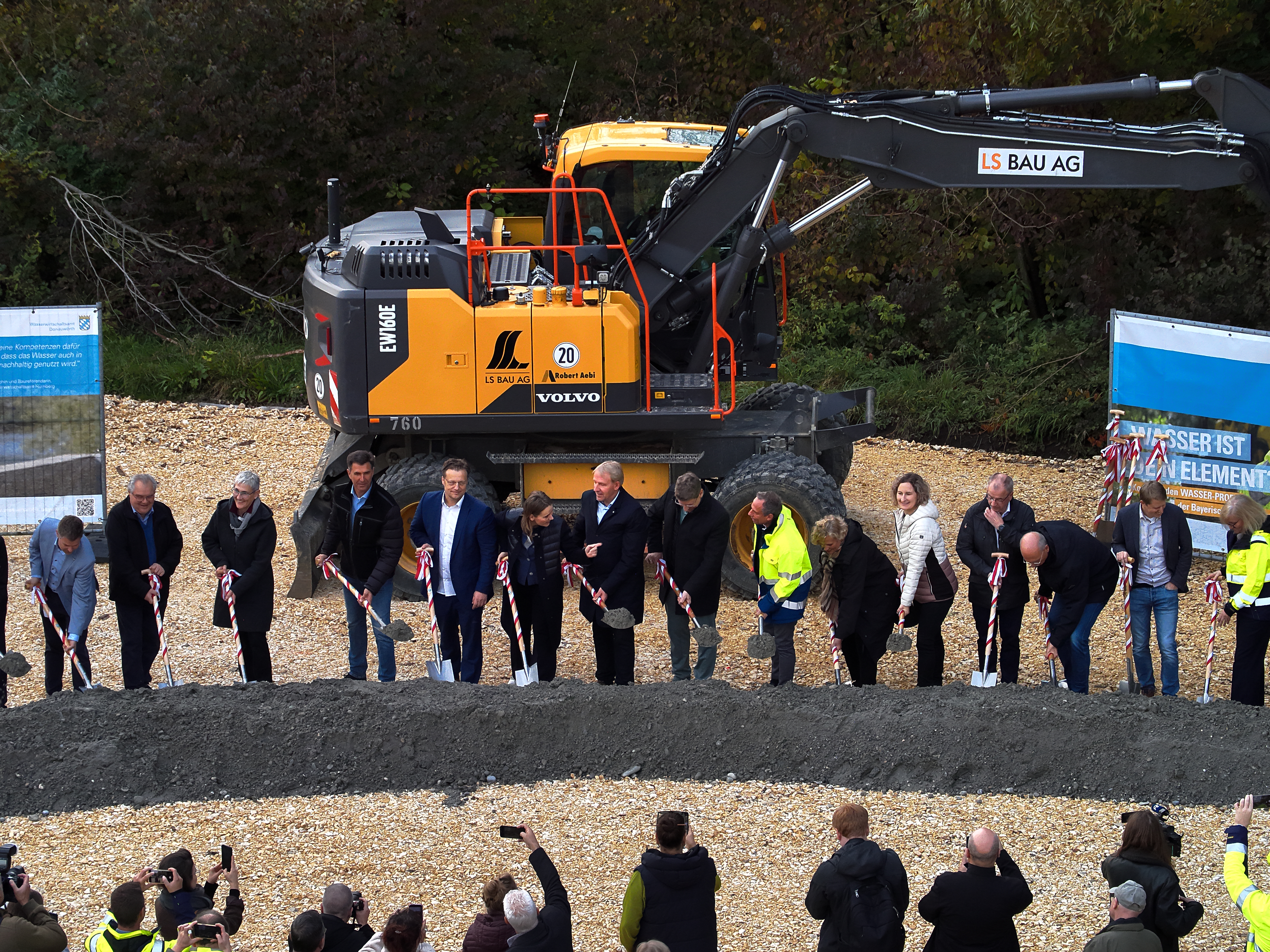 Das Bild zeigt den Feierlichen Spatenstich