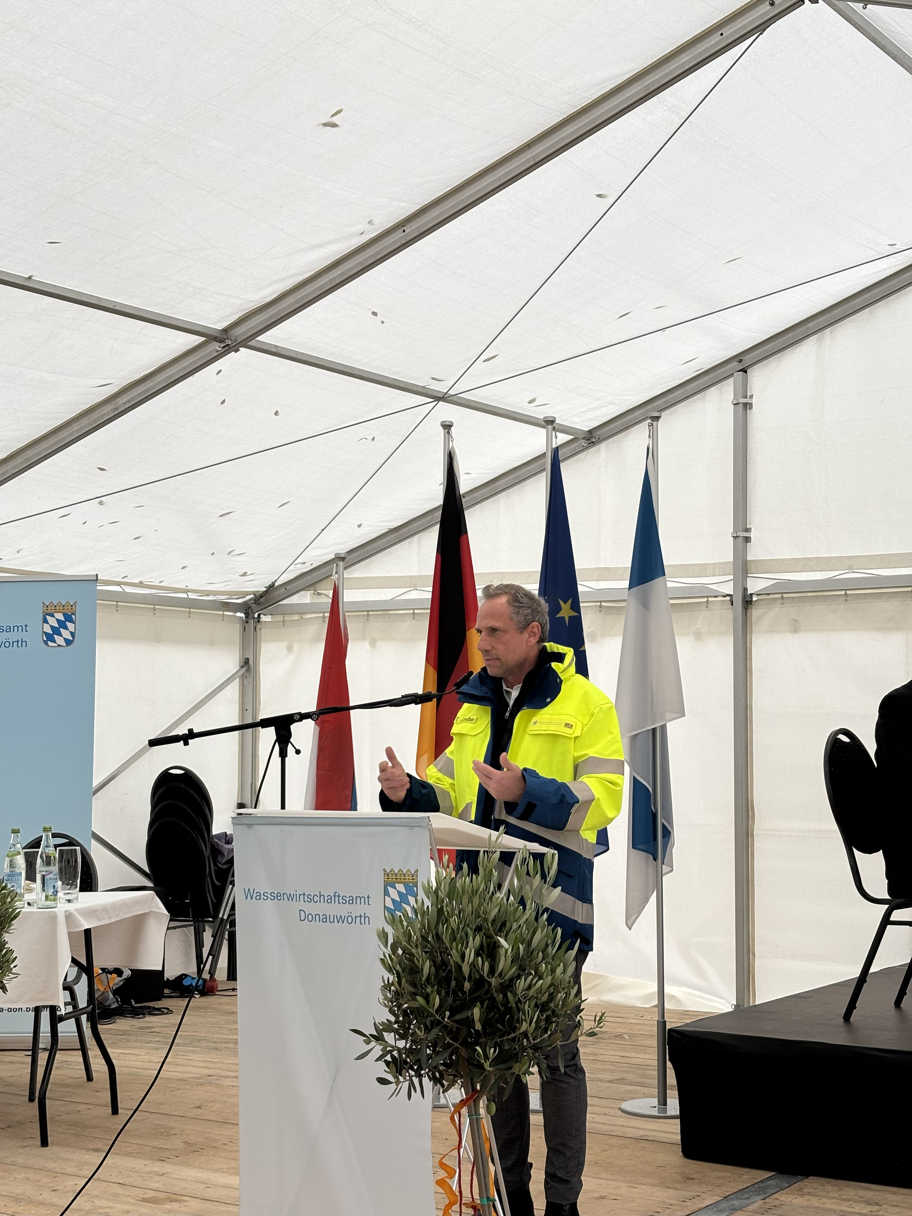 Das Bild zeigt Herrn Staatsminister Thorsten Glauber (Bayerischer Staatsministerium für Umwelt und Verbraucherschutz) beim Spatenstich