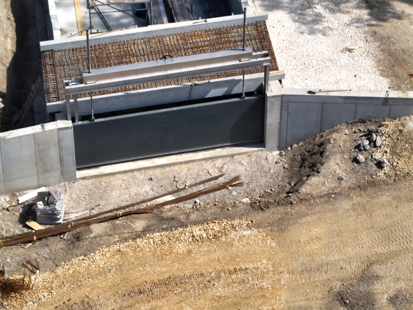 Ausleitungsschütz und Stegunterbau Ausleitungsschütz und Stegunterbau