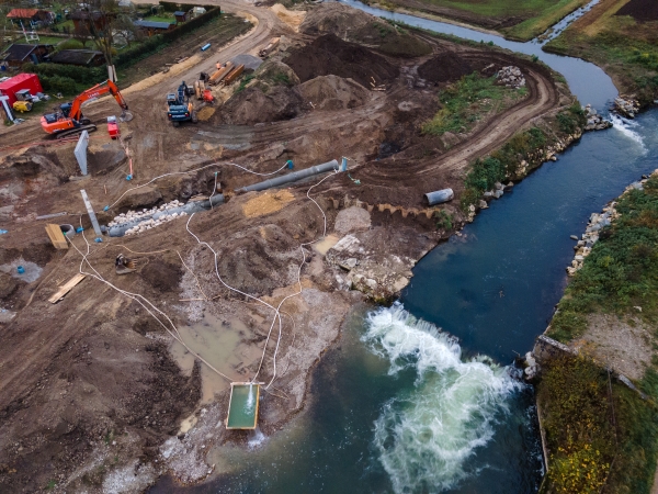 Wasserhaltung bei hohen Grundwasserständen (Drohnenaufnahme der Kleeblatt Medien GmbH)