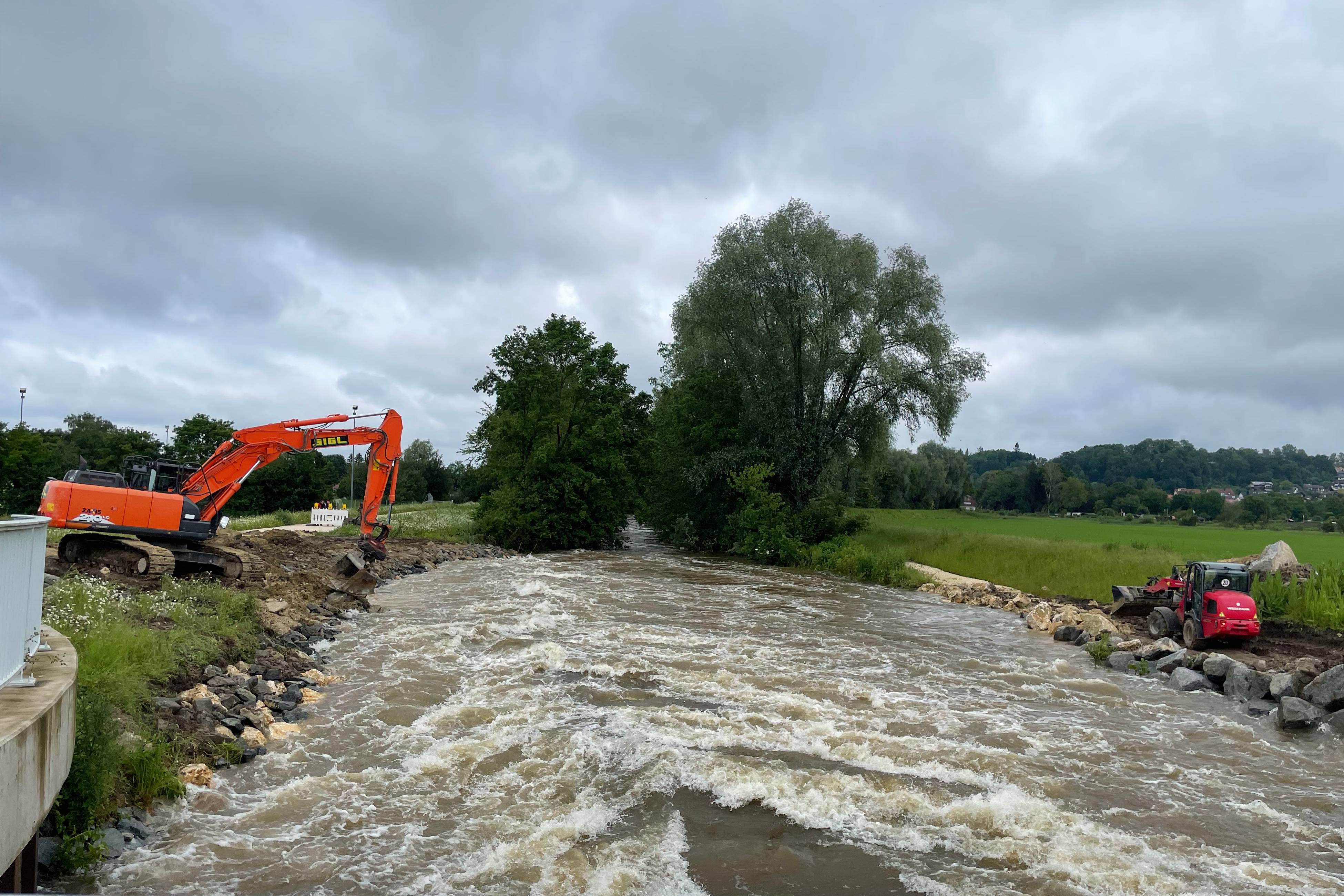 Deichverteidigung während des Hochwassers