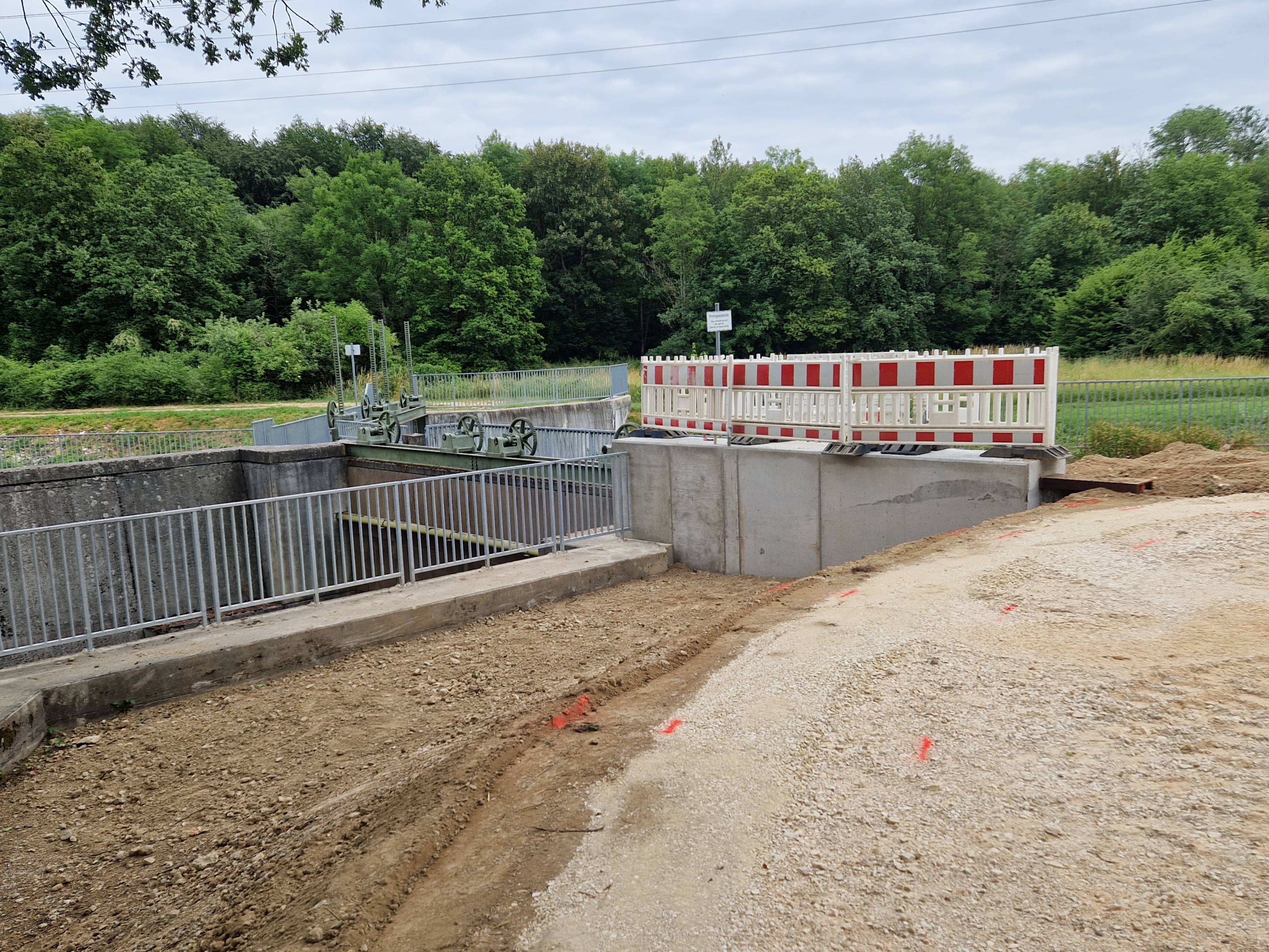 Kragarm-Anschluss zwischen Abschlagsbauwerk (Eiskanal) und Spundwand Kragarm-Anschluss zwischen Abschlagsbauwerk (Eiskanal) und Spundwand