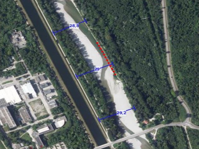 : Luftbild des Lechmutterbettes mit rot markiertem Umsetzungsbereich der Musterstrecke (Quelle: Bayerische Vermessungsverwaltung, www.geodaten.bayern.de) : Luftbild des Lechmutterbettes mit rot markiertem Umsetzungsbereich der Musterstrecke (Quelle: Bayerische Vermessungsverwaltung, www.geodaten.bayern.de)