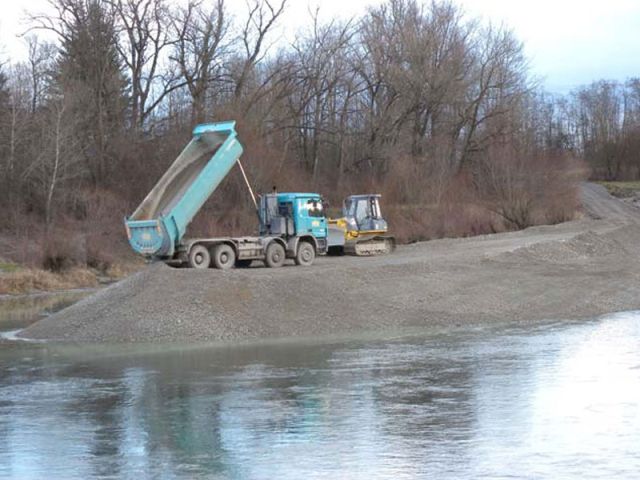 Kieszugaben zur Stabilisierung der Flusssohle und Vermeidung weiterer Eintiefung des Lechs (Foto: WWA DON)
Kieszugaben zur Stabilisierung der Flusssohle und Vermeidung weiterer Eintiefung des Lechs (Foto: WWA DON)