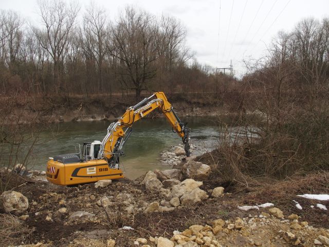 Einbau einer Steinbuhne zur Erhöhung der Strukturvielfalt im Gewässerbett (Foto: WWA DON)
Einbau einer Steinbuhne zur Erhöhung der Strukturvielfalt im Gewässerbett (Foto: WWA DON)