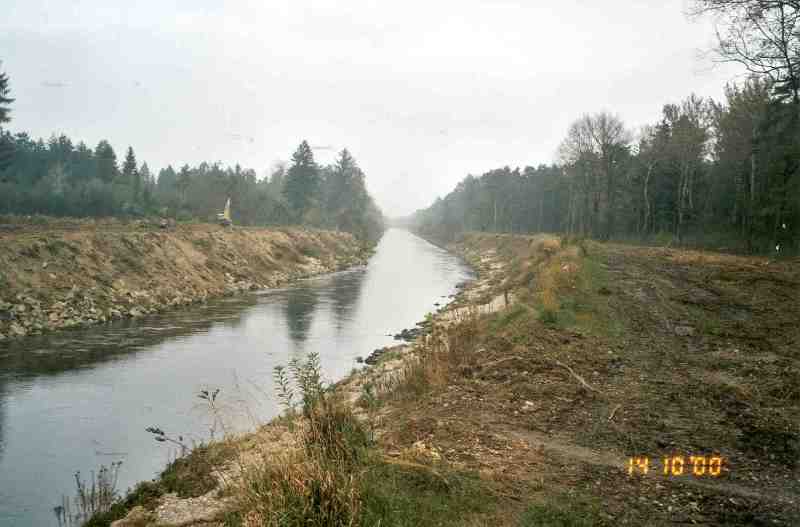 Bild der eingeengten Wertach vor der Umgestaltung (Aufnahmedatum 2000)