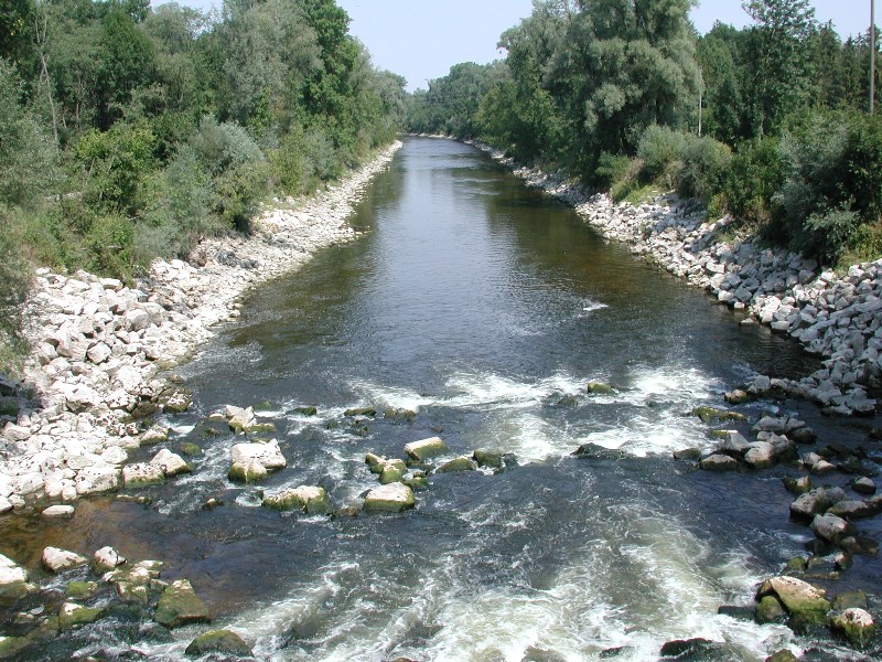 Das Bild zeigt den Blick flussabwärts von der Inninger Wertachbrücke vor der Umsetzung der Maßnahmen im Jahr 2000.