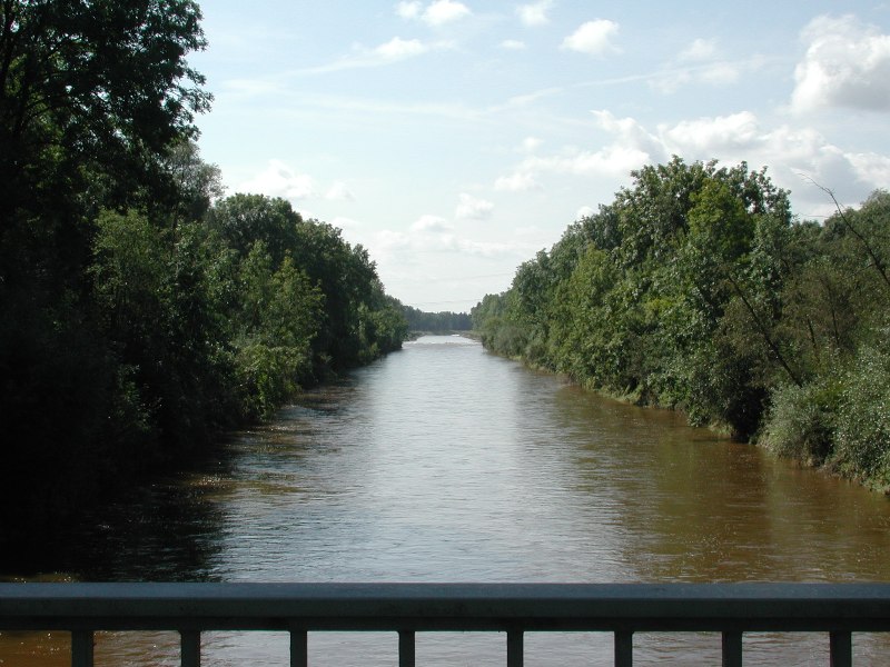 Das Bild zeigt den Blick flussaufwärts von der Inninger Wertachbrücke vor der Umsetzung der Maßnahmen im Jahr 2000