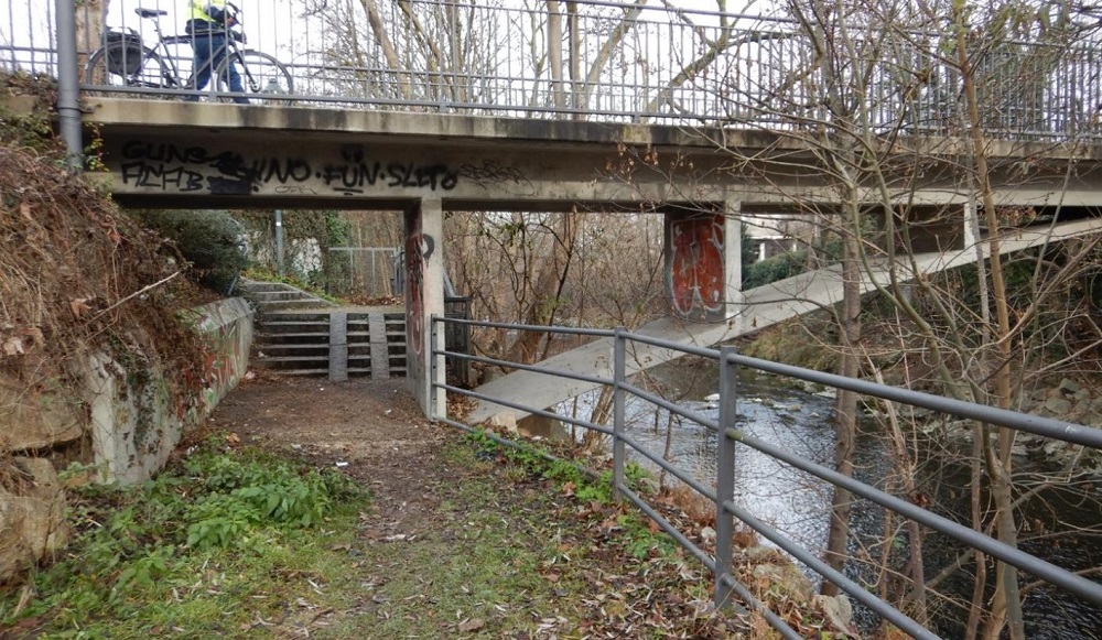 Beengter Raum ohne Wertachzugang am Drentwettsteg, Foto: BCE Beengter Raum ohne Wertachzugang am Drentwettsteg, Foto: BCE