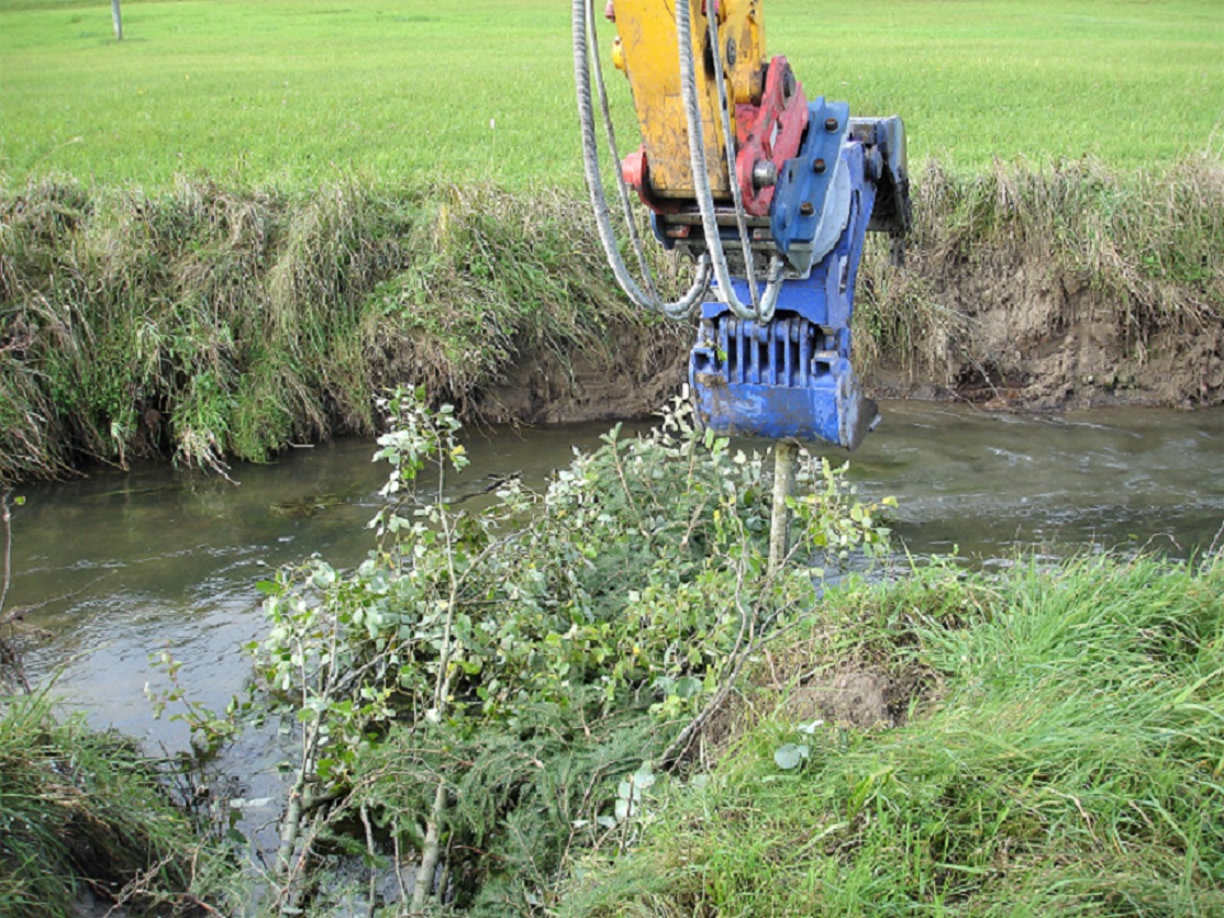 Einbau des feinastreichen Leitwerkes Einbau des feinastreichen Leitwerkes