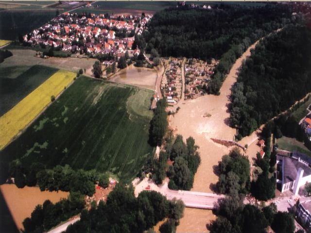 Das Foto zeigt den Deichbruch an dem Bürgermeister Ackermann Wehr in Augsburg Das Foto zeigt den Deichbruch an dem Bürgermeister Ackermann Wehr in Augsburg