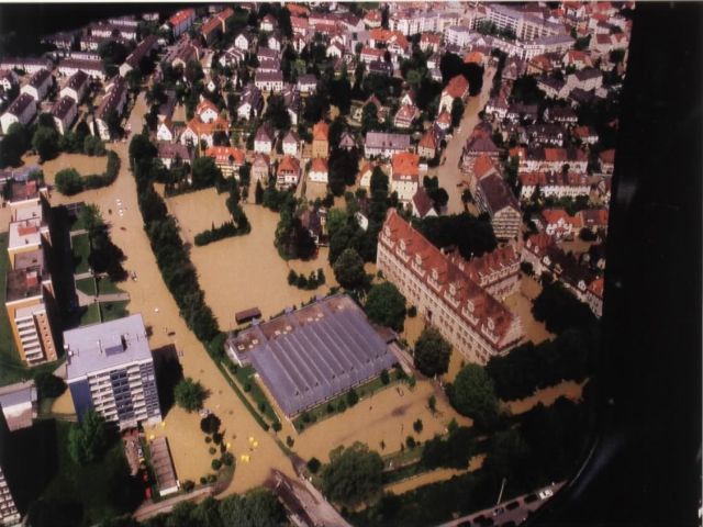 Blick auf die Hans-Adlhoch-Schule im überschwemmten Ortsteil Pfersee in Augsburg Blick auf die Hans-Adlhoch-Schule im überschwemmten Ortsteil Pfersee in Augsburg