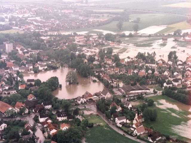 Das Foto zeigt die im Hochwasser 1999 überschwemmte Gemeinde Mering an der Paar. Das Foto zeigt die im Hochwasser 1999 überschwemmte Gemeinde Mering an der Paar.