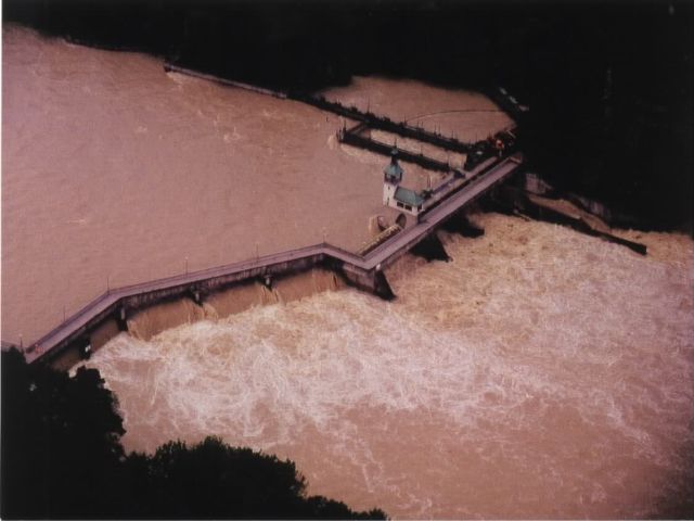 Das Foto des Hochablass am Lech in Augsburg während des Hochwasser 1999 verdeutlicht die gewaltigen Abflüsse. Das Foto des Hochablass am Lech in Augsburg während des Hochwasser 1999 verdeutlicht die gewaltigen Abflüsse.