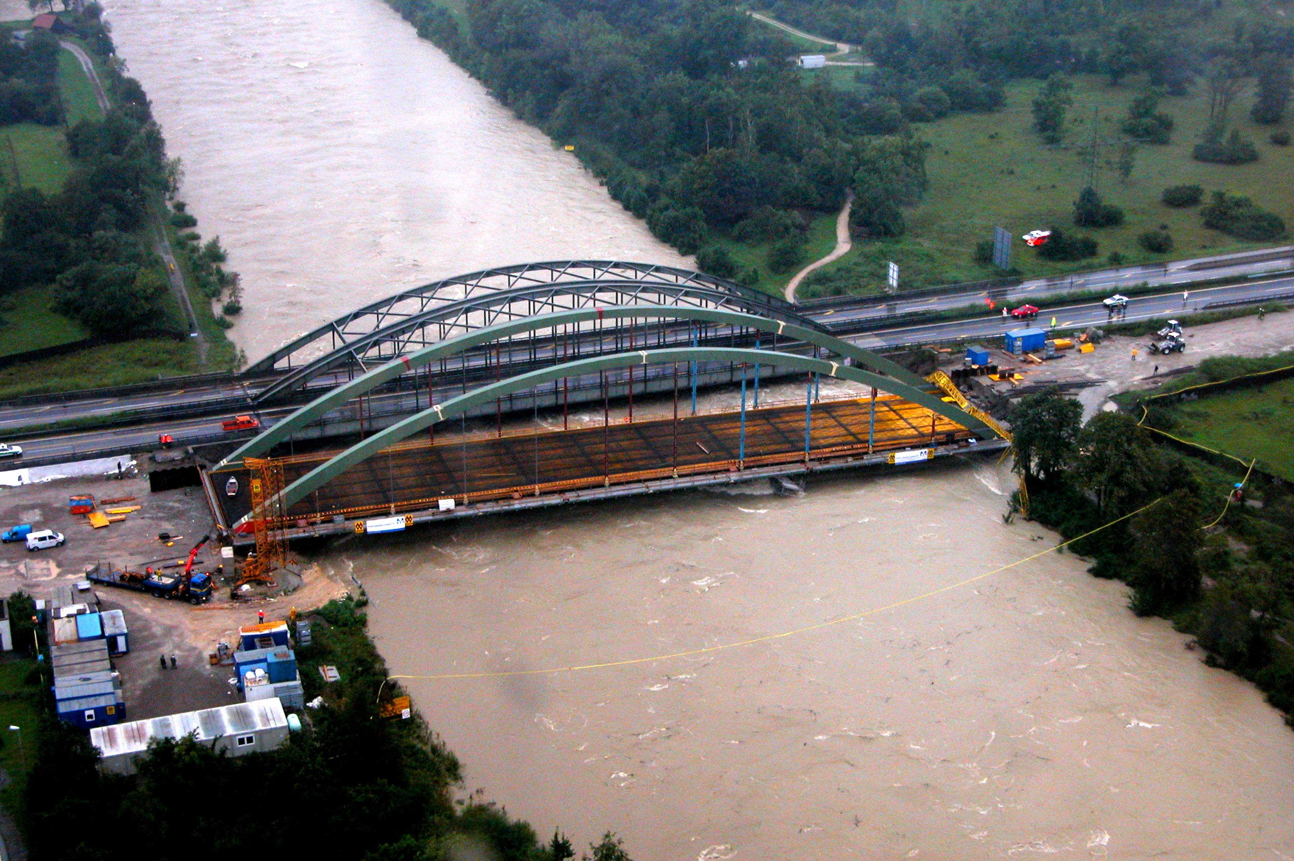 Die Behelfsbrücke der Autobahn A8 drohte während des Hochwasser 2005 aus der Verankerung gehoben zu werden.