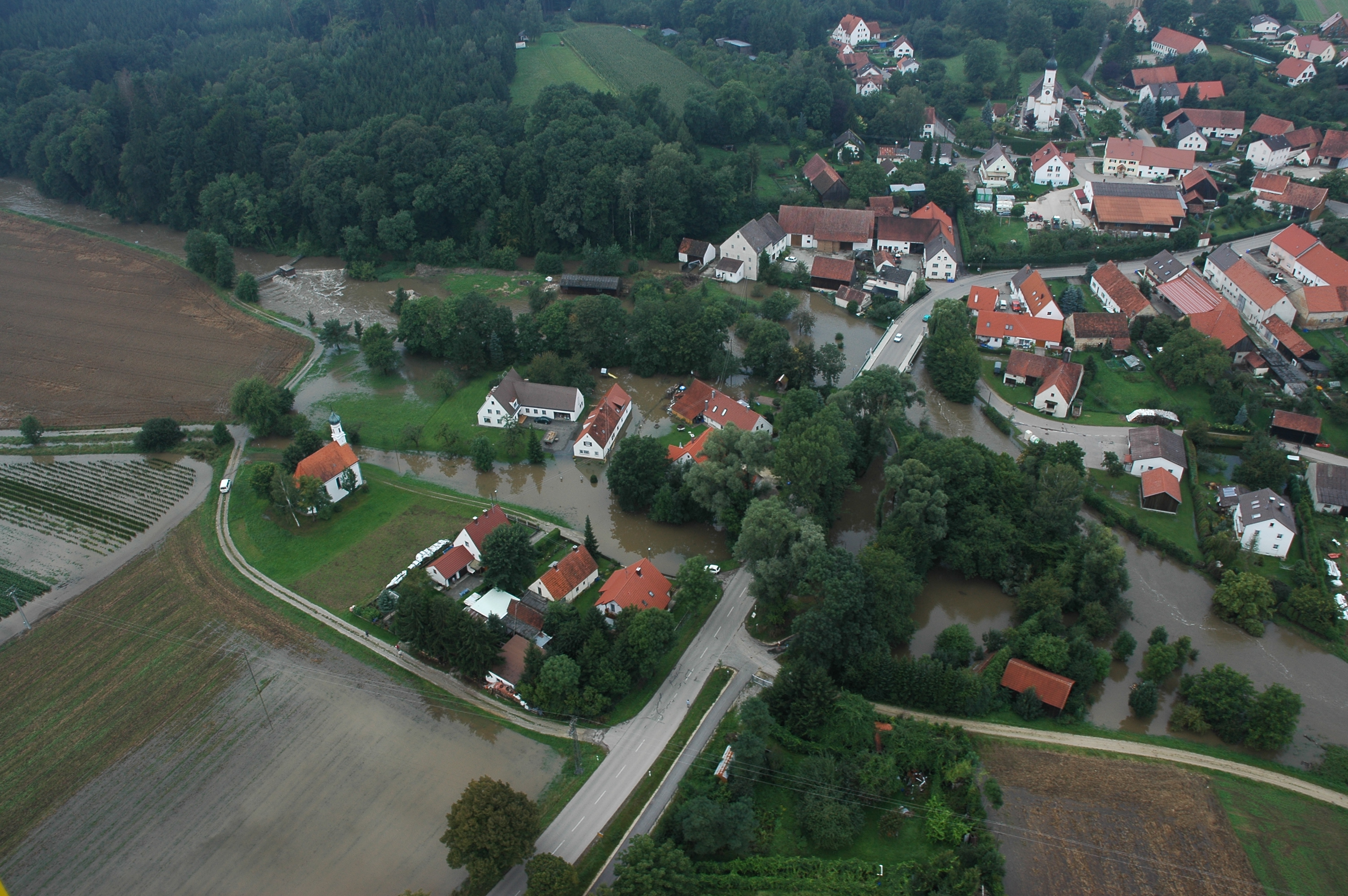 Das Fotos zeigt den überschwemten Mertinger Ortsteil Druisheim im Hochwasser 2005 