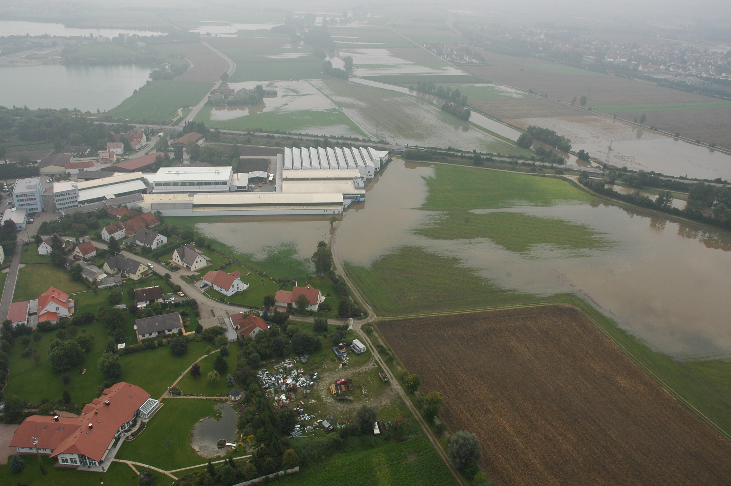 Das Fotos zeigt den überschwemten Hamlar, einen Ortsteil von Asbach-Bäumenheim im Hochwasser 2005 