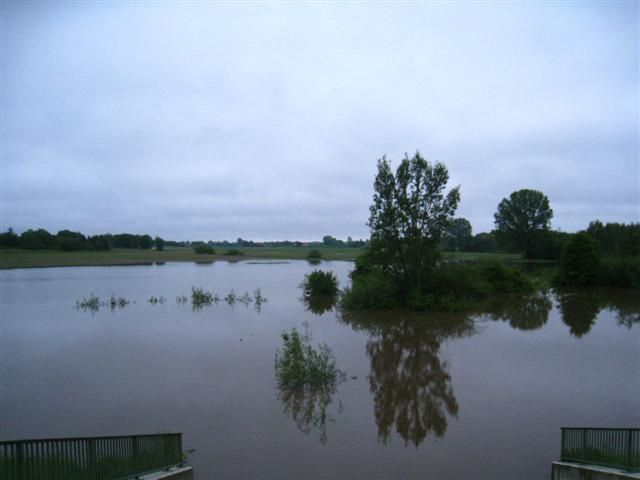 Hochwasserschutz Obere Paar. Beim Hochwasser 2013 ist das im Nachgang zum Hochwasser 1999 neu errichtete große Hochwasserrückhaltebecken Putzmühle an der Paar in den Einstau gegangen. Das Bild zeigt den Hochwasserschutz an der Oberen Paar. Beim Hochwasser 2013 ist das im Nachgang zum Hochwasser 1999 neu errichtete große Hochwasserrückhaltebecken Putzmühle an der Paar in den Einstau gegangen.