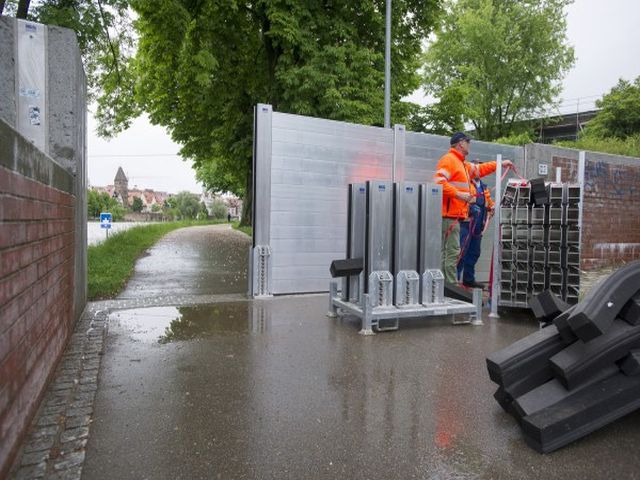 Auch an der Donau in Neu-Ulm bewährt sich der nach 1999 errichtete Hochwasserschutz. Das Foto zeigt den Aufbau von mobilen Elementen Auch an der Donau in Neu-Ulm bewährt sich der nach 1999 errichtete Hochwasserschutz. Das Foto zeigt den Aufbau von mobilen Elementen