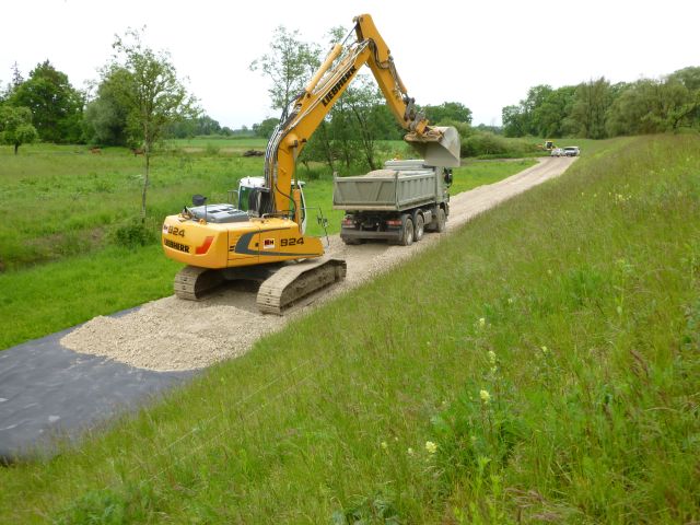 Auf dem Foto sind die weitflächigen ÜBerflutungsflächen der Schmutter bei Gessertshausen im Hochwasser 2005 zu sehen. Auf dem Foto sind die weitflächigen ÜBerflutungsflächen der Schmutter bei Gessertshausen im Hochwasser 2005 zu sehen.