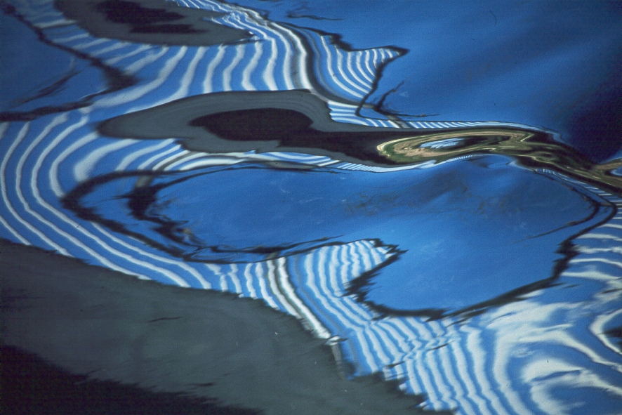 Bild spiegelt die Wasseroberfläche der Kammel bei Hirschfelden